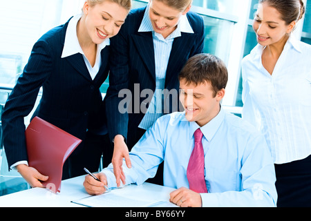 Ritratto di certi boss seduti a tavola in un ambiente di business donne Foto Stock