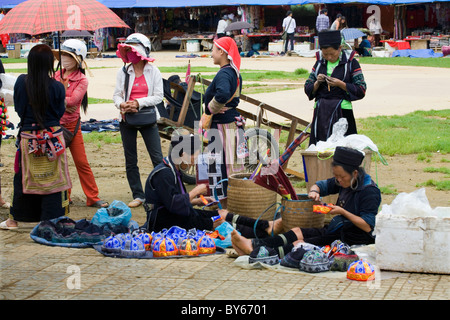 Bancarelle in un mercato. Foto Stock