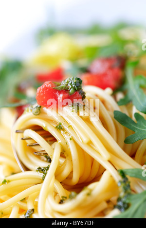 Macro shot di spaghetti twirled intorno a una forcella Foto Stock