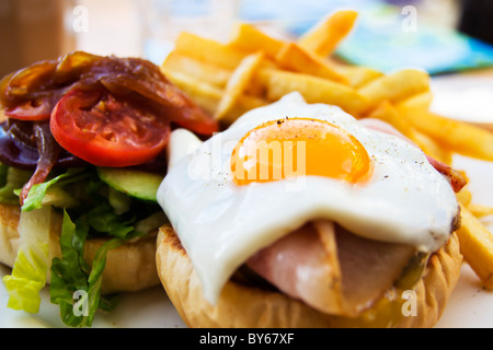 Carni bovine wagyu hamburger con patatine, pancetta, prosciutto, uova e ortaggi Foto Stock