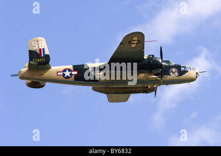 North American B-25J Mitchell in USAAF camouflage visualizzazione a Duxford Flying Legends Airshow di Foto Stock