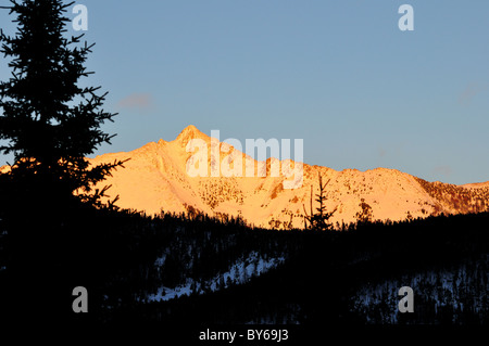 Luce dorata oltre le montagne rocciose. Big Sky, Montana, USA. Foto Stock