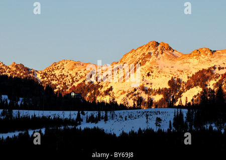 Luce dorata oltre le montagne rocciose. Big Sky, Montana, USA. Foto Stock