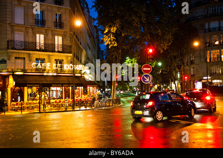 Cafe le Dome scintillante pavimentazione Parigina Evening 7th Arrondissement Parigi Francia // PARIGI, Francia — le Dôme Café (noto anche come Cafe le Dome), un'iconica brasserie nel 14 ° arrondissement di Parigi, è illuminato al tramonto, il suo segno al neon si riflette sullo scintillante pavimento bagnato. Questo edificio storico, situato sul Boulevard du Montparnasse, è rinomato per la sua associazione con artisti e scrittori della comunità artistica di Montparnasse. Luci stradali e luci per auto illuminano la scena, esaltando l'atmosfera della serata parigina. Il 14° arrondissement e' un quartiere vivace per cui e' noto Foto Stock