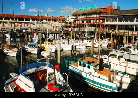 Barche ormeggiate al di fuori alito del ristorante a San Francisco i pescatori's Wharf. Foto Stock