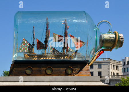 Art in a bottle di Yinka Shonibare, un primo piano di un modello di Nelsons, ammiraglia d'arte della Victory, sul quarto zoccolo di Trafalgar Square, Londra, Inghilterra, Regno Unito Foto Stock