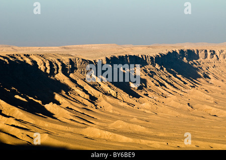 Spettacolari paesaggi del deserto nel cratere Ramon, deserto del Negev, Israele. Foto Stock