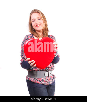 Giovane donna sorridente con big red valentino cuore Foto Stock