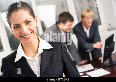 Ritratto di smart manager in ambiente di lavoro nella riunione in ufficio Foto Stock