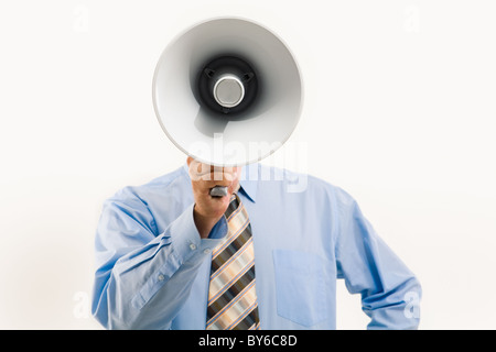 Immagine dell uomo in piedi nella parte anteriore della fotocamera e parlando nel microfono Foto Stock