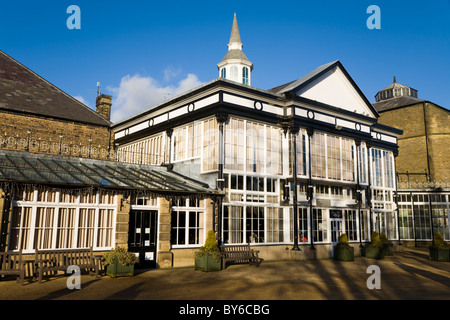 Pavilion bar / ristorante vicino il Centro delle Arti di Buxton Pavillion. Buxton, Derbyshire. Regno Unito. Foto Stock