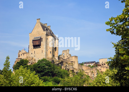 Larochette, Granducato del Lussemburgo, l'Europa. Maison de Crehange resti del castello medievale su uno sperone di roccia alta sopra la città Foto Stock