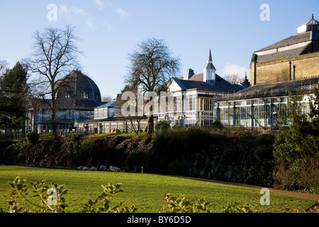 La sala ottagonale, sinistra; Pavillion Gardens, destra; & Pavilion cafe / Arts Centre di medio - visto attraverso gli alberi. Buxton, Derbyshire. Regno Unito Foto Stock