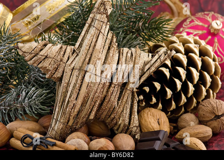 Decorazione di Natale con una stella e pigna in primo piano Foto Stock