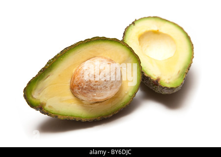 Pere di avocado dimezzato e isolate su un bianco di sfondo per studio. Foto Stock