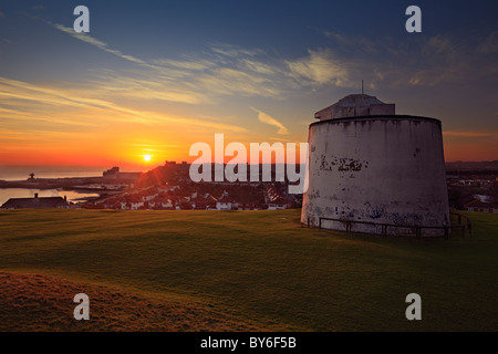 Martello Tower No3 affacciato Folkestone. Foto Stock