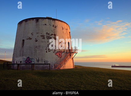 Martello Tower No3 affacciato Folkestone. Foto Stock