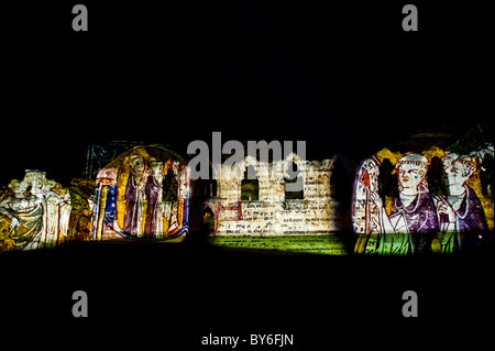 Abbazia di Santa Maria di notte, illuminata da manoscritti medievali. York. Foto Stock