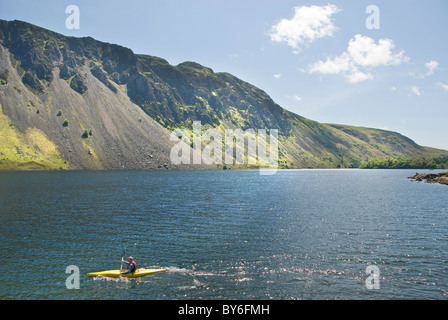 Kayaker sul lago Wastwater, Lake District, Inghilterra, Cumbria, Regno Unito Foto Stock