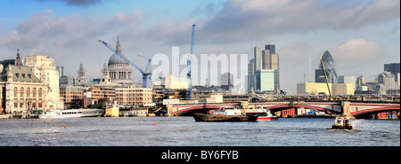 Vista panoramica della città di Londra skyline con il fiume Tamigi in primo piano Foto Stock