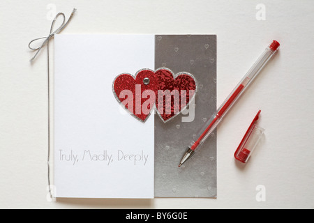 Veramente, pazzo, profondamente valentine card con penna rossa ottenendo pronto a scrivere per il giorno di San Valentino Foto Stock