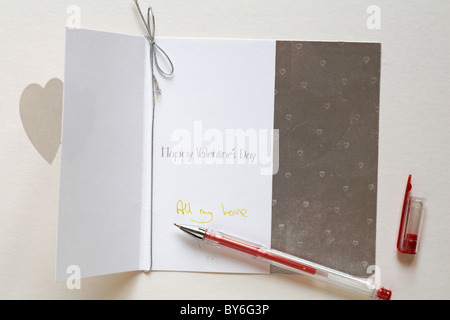 La scrittura di Valentines Day card per il giorno di San Valentino Foto Stock