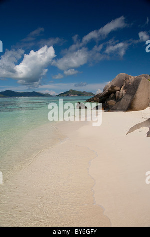 Seychelles, isola di La Digue. Anse Source d'agente, la popolare spiaggia di sabbia bianca. Foto Stock