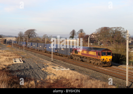 Contenitore di treno sulla linea principale della costa occidentale in direzione sud passato Holme tra Oxenholme e Carnforth. Foto Stock