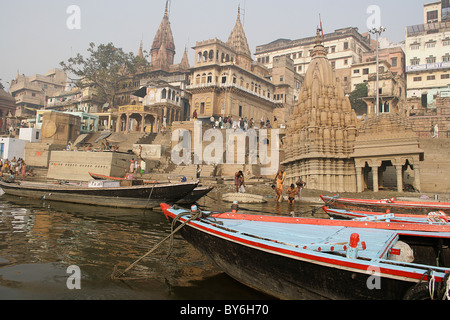 Barche sul fiume santo Ganges, Varanasi, India Foto Stock