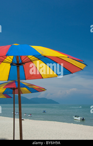 Malaysia, Isola di Penang, Golden Sands Beach Resort. Spiaggia privata con ombrelloni colorati. Foto Stock