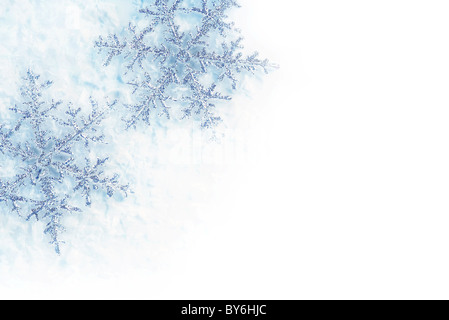 Bella Blu di fiocchi di neve isolato, vacanze inverno sfondo con spazio di copia Foto Stock