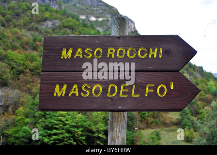 Indicazioni per il sentiero di montagna in legno di colore giallo di scrittura Foto Stock