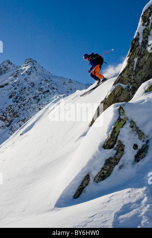 Sciatore freeride, Gemsstock regione sciistica, Andermatt, Canton Uri, Svizzera Foto Stock