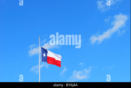Texas bandiera in alto nel cielo. Foto Stock