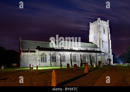 St James chiesa illuminata di notte in Castle Acre, Norfolk Foto Stock