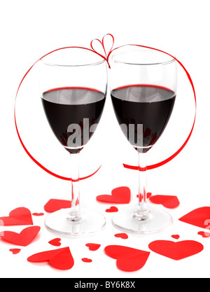 Vacanza romantica bere,celebrazione del giorno di san valentino,vino rosso & cuori ornamento,decorazione a nastro,isolati su sfondo bianco Foto Stock
