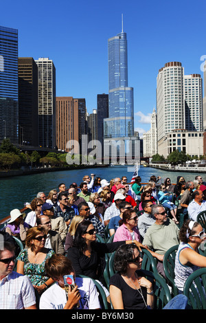 Crociera sul Fiume di Chicago, Trump Tower in background, Chicago, Illinois, Stati Uniti d'America Foto Stock