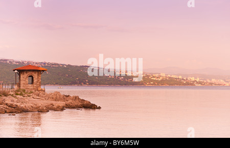 Padiglione sul mare Adriatico costa. Vista panoramica di Opatija a riva, popolare meta turistica della Croazia. Foto Stock