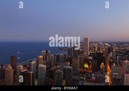 Vista dall'Osservatorio Mazzo di John Hanckock Tower su i grattacieli del quartiere di loop, Chicago, Illinois, Stati Uniti d'America Foto Stock