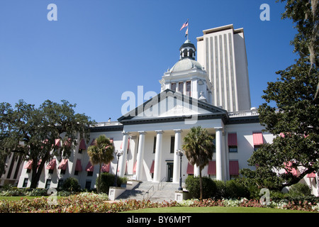 La vecchia Florida capitale di stato edificio, ora un museo, sorge di fronte al nuovo capitale uffici in Tallahassee, Florida. Foto Stock