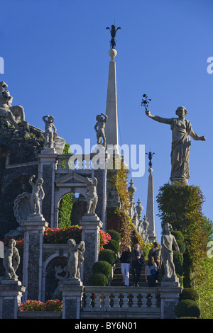 Statue e sculture nel giardino del Palazzo barocco Borromeo, Isola Bella, Lago Maggiore, Piemonte, Italia Foto Stock