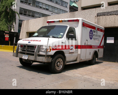 American ambulanza parcheggiata in un ospedale Foto Stock