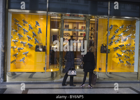 Due donne guardando la finestra di visualizzazione di un Louis Vuitton shop, Via Roma, Torino, Piemonte, Italia Foto Stock