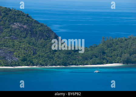 Seychelles, Isola di Mahe. Costa occidentale di Mahe, Porto Ternay il Parco Marino Nazionale. Turtle Island (aka Therese Isola) Foto Stock