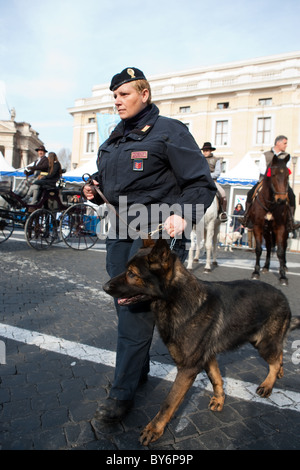 Polizia unità cane Roma Italia parade nella strada vicino a Città del Vaticano Foto Stock