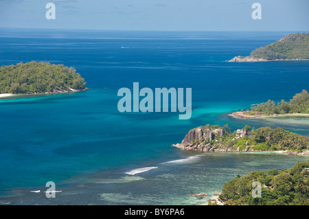 Seychelles, Isola di Mahe. Costa occidentale di Mahe, Porto Ternay il Parco Marino Nazionale. Foto Stock