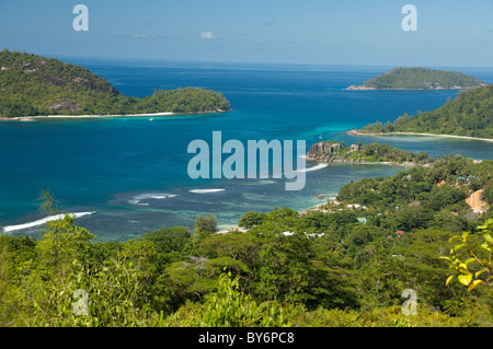 Seychelles, Isola di Mahe. Costa occidentale di Mahe, Porto Ternay il Parco Marino Nazionale. Foto Stock