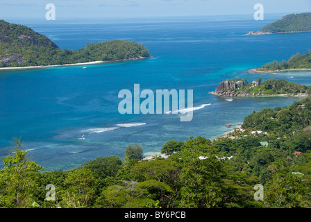 Seychelles, Isola di Mahe. Costa occidentale di Mahe, Porto Ternay il Parco Marino Nazionale. Foto Stock