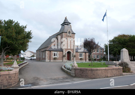 Il salone parrocchiale e Memoriale di guerra è situato nel cuore del villaggio, St Ouen, Jersey Foto Stock