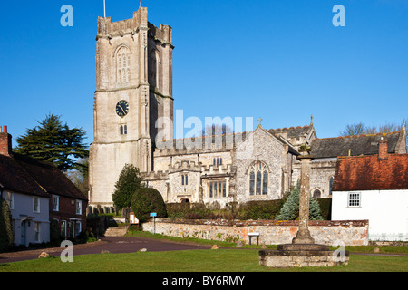 La chiesa di San Michele nel tipico paese di lingua inglese villaggio di Aldbourne, Wiltshire, Inghilterra, Regno Unito Foto Stock